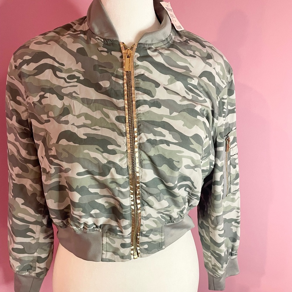 NWT Vintage Bebe Sport Green Camo Crop Jacket Gold Trim Zip Front Sz Large